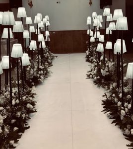 ورودی آواجوری از ۶ شاخه لامپ خور و با بدنه فلزی مشکی موجود است. قابل اجاره به طول یک متر