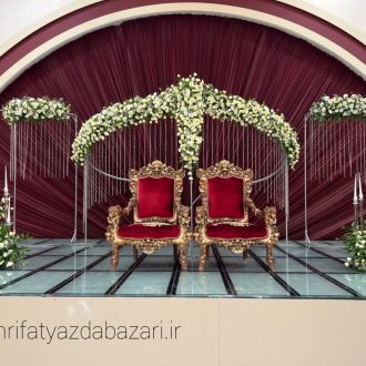 جایگاه کریستالی طاووسی آماده اجاره برای مراسم عروسی و اجرای شیک و لوکس مناسب برای مراسم عروسی به همراه گل‌ارایی و شمع ارایی دیزاین جایگاه عروس و داماد