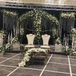 جایگاه کریستالی طاووسی آماده اجاره برای مراسم عروسی و اجرای شیک و لوکس مناسب برای مراسم عروسی به همراه گل‌ارایی و شمع ارایی دیزاین جایگاه عروس و داماد