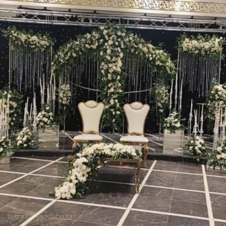 جایگاه کریستالی طاووسی آماده اجاره برای مراسم عروسی و اجرای شیک و لوکس مناسب برای مراسم عروسی به همراه گل‌ارایی و شمع ارایی دیزاین جایگاه عروس و داماد